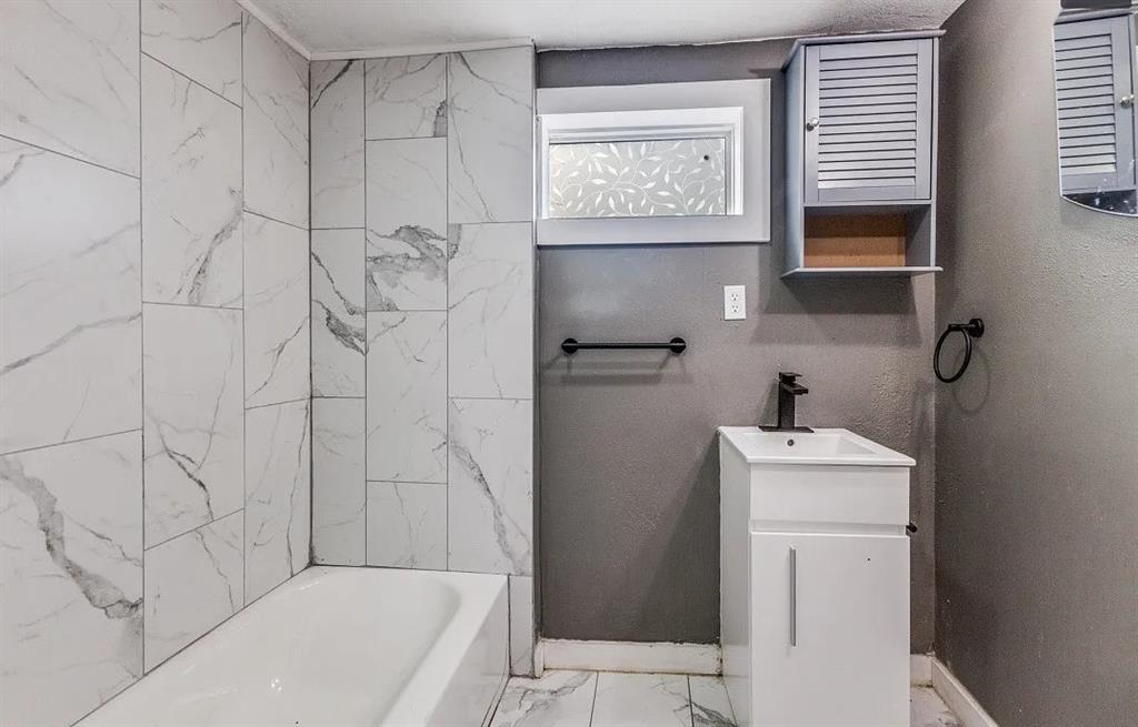 3914 Spring Avenue Dallas, TX 75210 - Photo 9 of 14 Primary ensuite bathroom