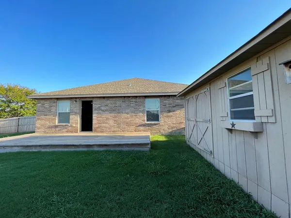 $2,300 | 804 White Fields Way, Arlington, TX 76002