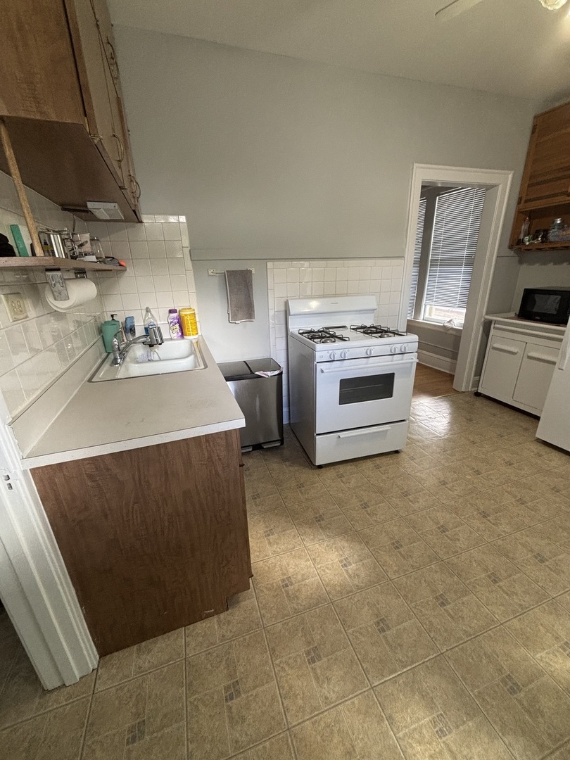 500 Spring Road, Unit 1 Elmhurst, IL 60126 - Photo 4 of 6 a room with storage and utility