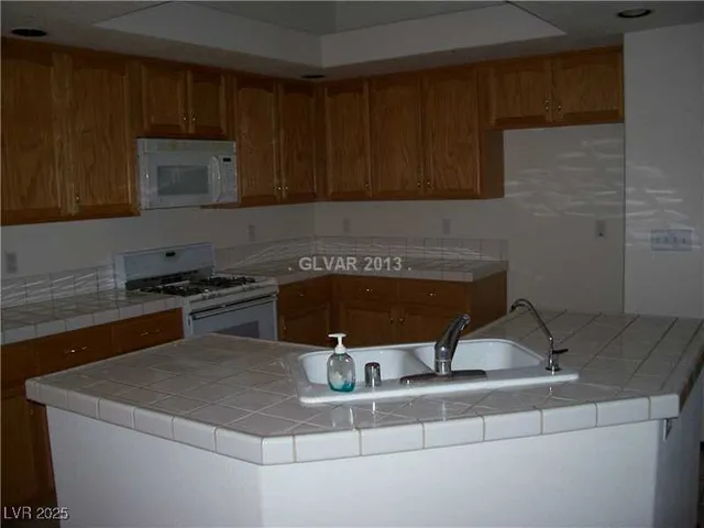 $1,900 | 1774 Silver Knoll Avenue, Las Vegas, NV 89123