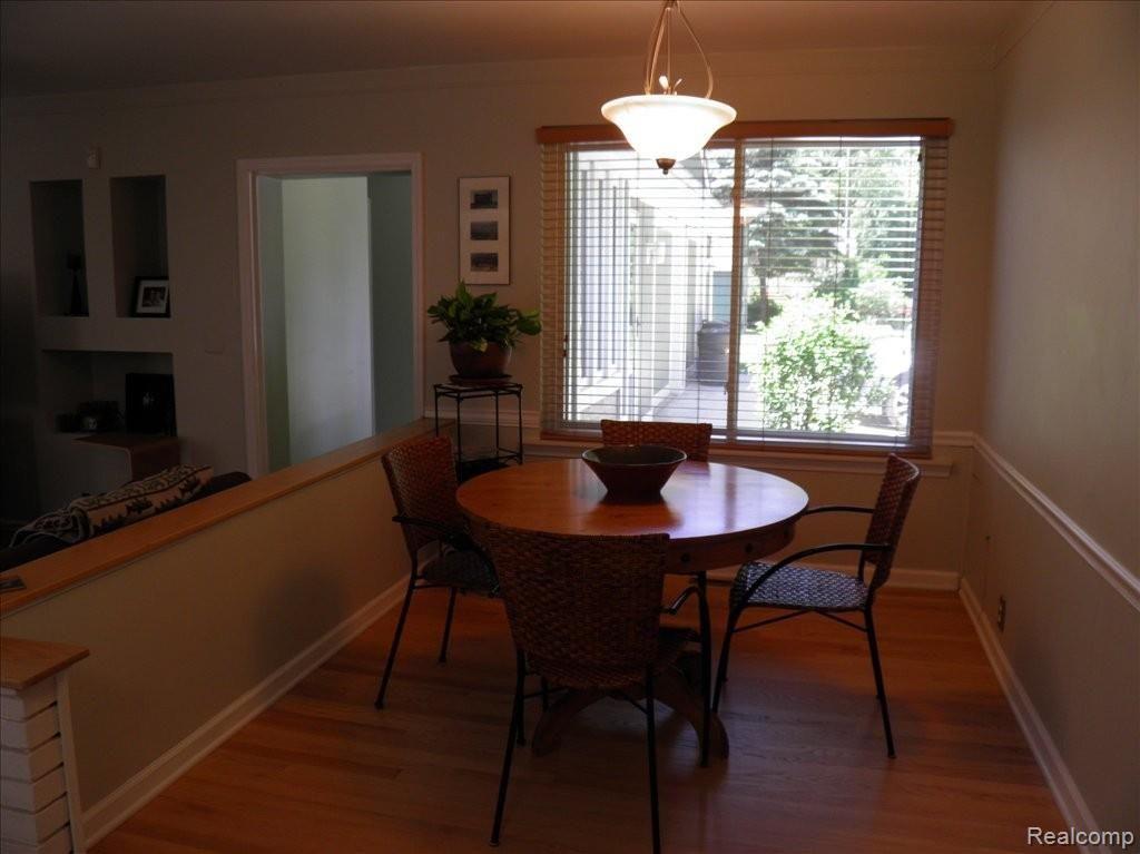 Dining room w/hardwood floors