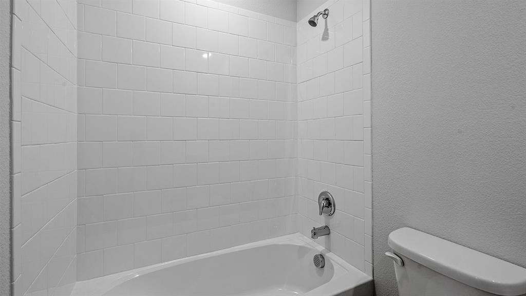 180 Mojave Road Boyd, TX 76023 - Photo 25 of 38 a bathroom with a bathtub and toilet