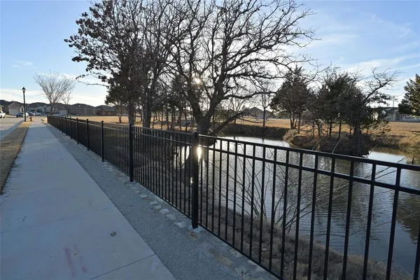 a view of backyard with garden