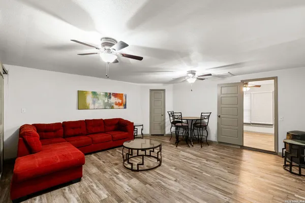$895 | 3106 North Zarzamora Street, San Antonio, TX 78201