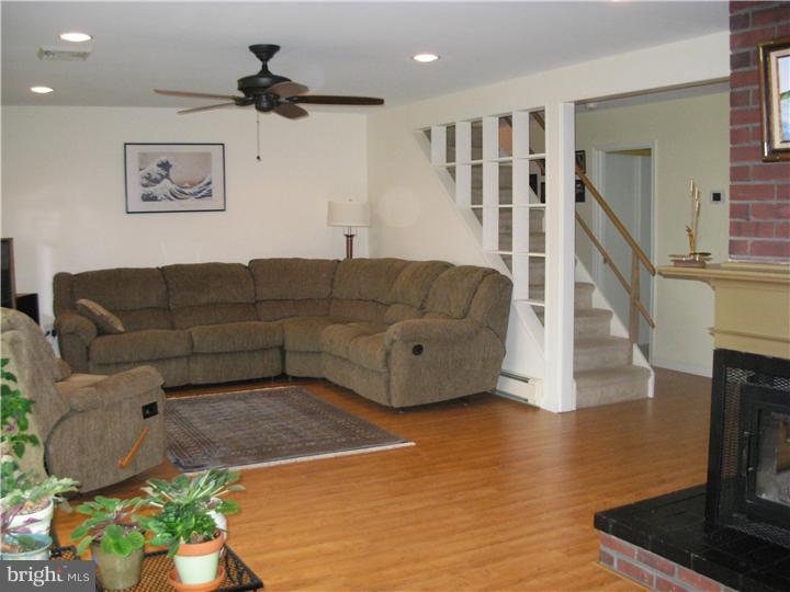 48 Fallenrock Road Levittown, PA 19056 - Photo 3 of 19 Living Room