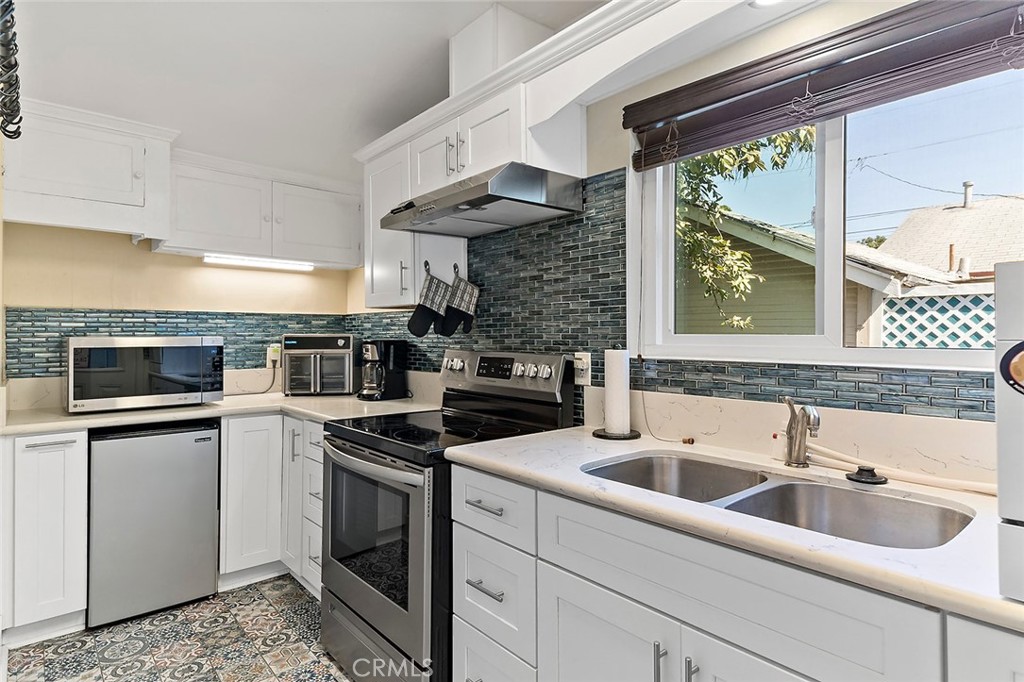 1016 Vina Avenue Long Beach, CA 90813 - Photo 11 of 22 a kitchen that has a sink and a stove