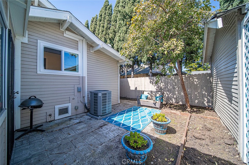 1016 Vina Avenue Long Beach, CA 90813 - Photo 18 of 22 a view of outdoor sitting area with furniture