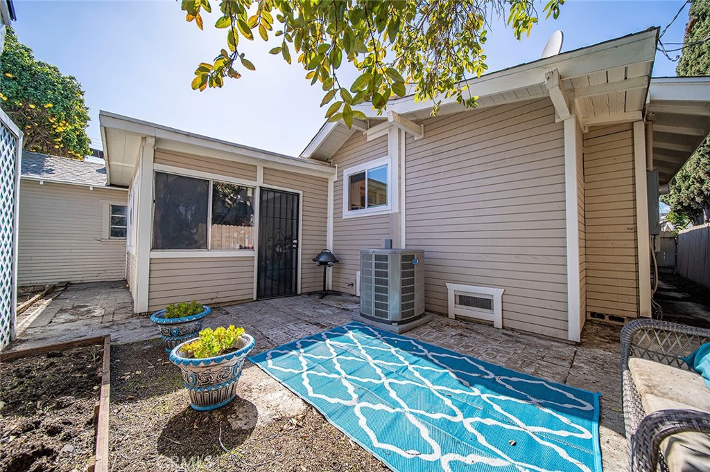 1016 Vina Avenue Long Beach, CA 90813 - Photo 19 of 22 a front view of a house with garden