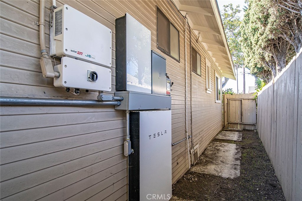 1016 Vina Avenue Long Beach, CA 90813 - Photo 21 of 22 a view of a brick building with many windows