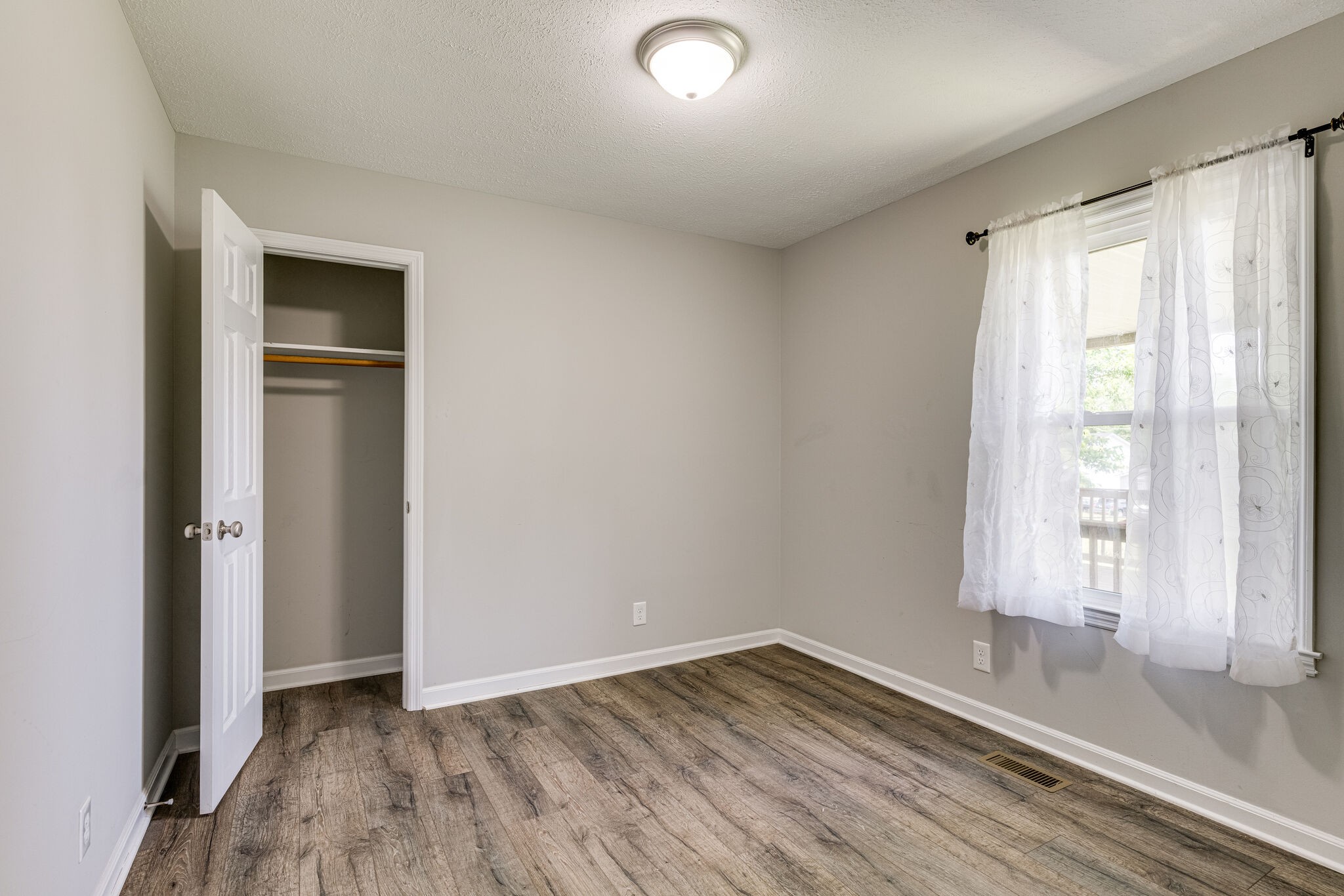 4752 Lahr Road Springfield, TN 37172 - Photo 12 of 27 an empty room with wooden floor and windows