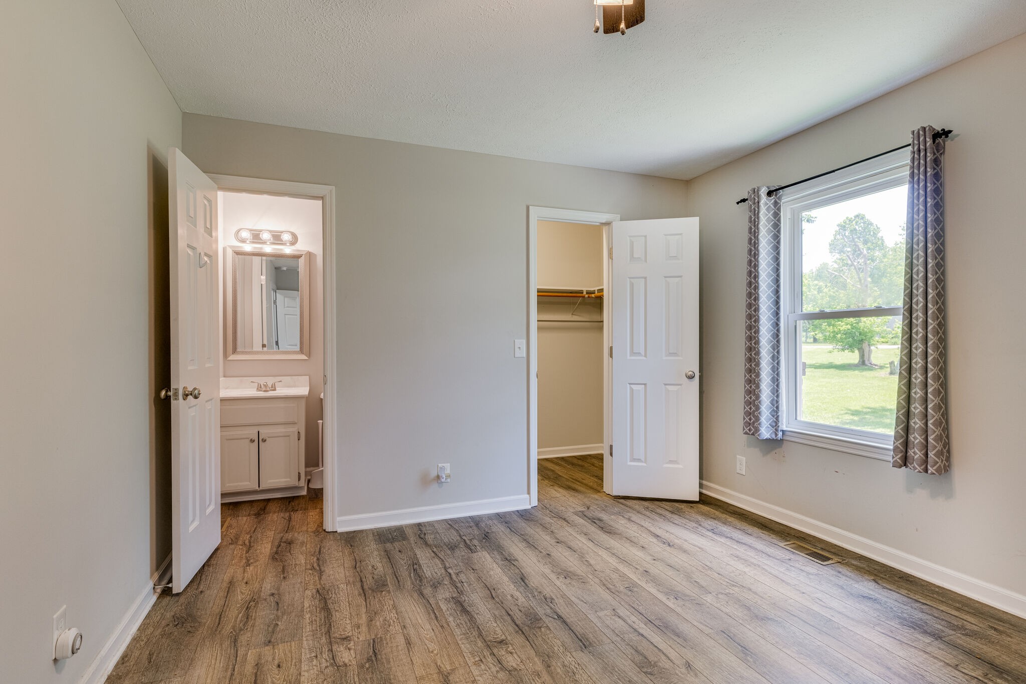 4752 Lahr Road Springfield, TN 37172 - Photo 17 of 27 an empty room with wooden floor and windows