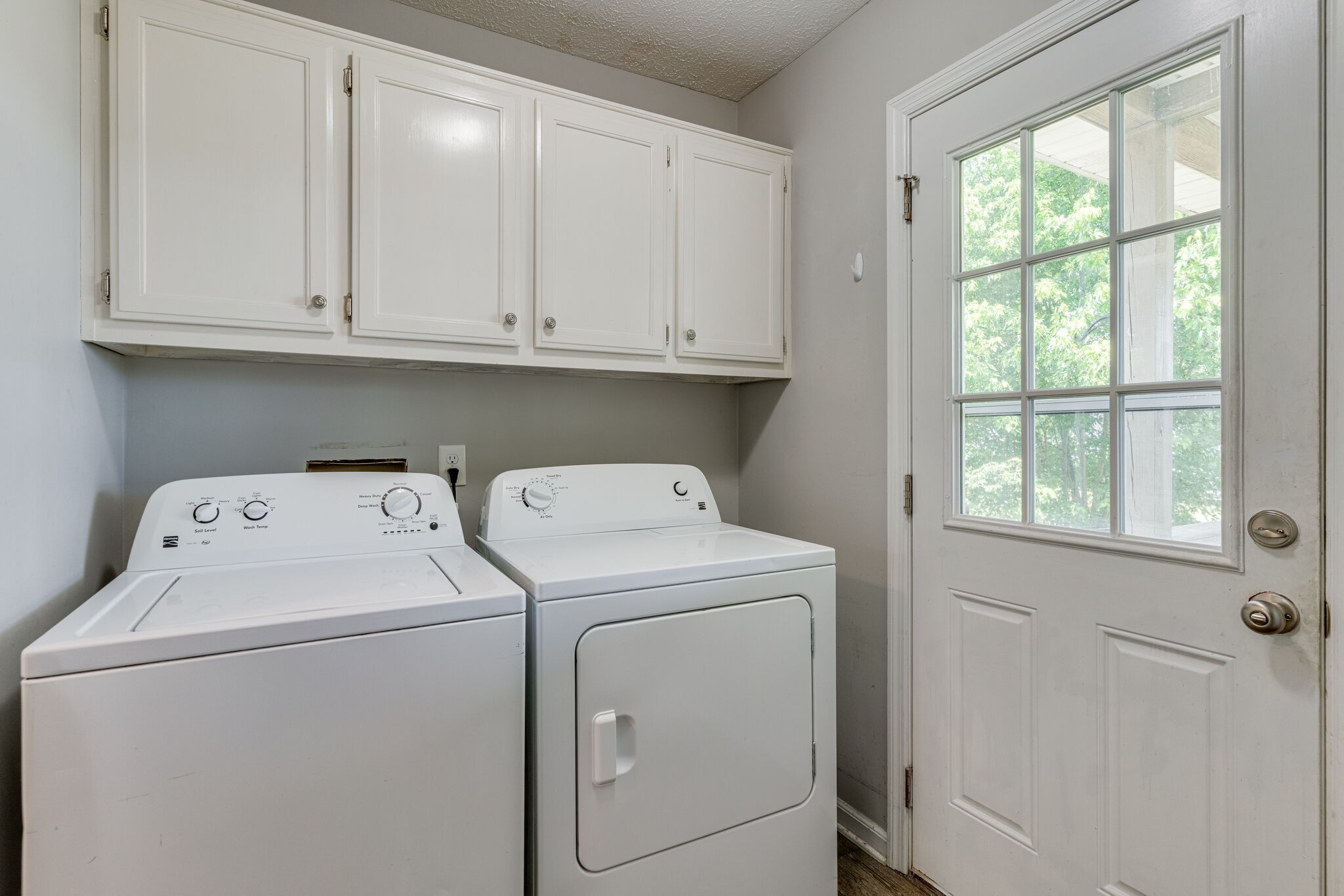 4752 Lahr Road Springfield, TN 37172 - Photo 10 of 27 a utility room with dryer and washer