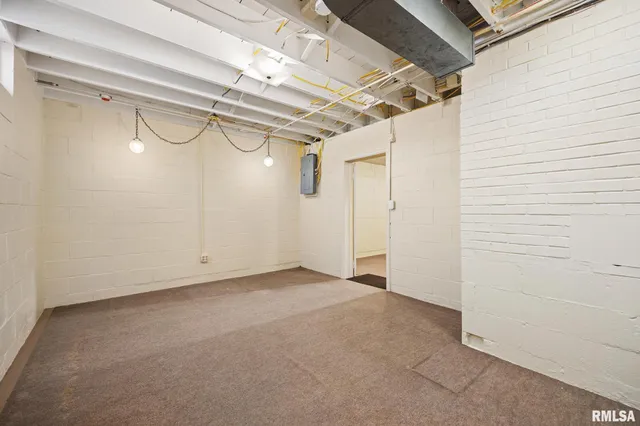 $199,900 | 601 Roosevelt Street, Creve Coeur, IL 61610