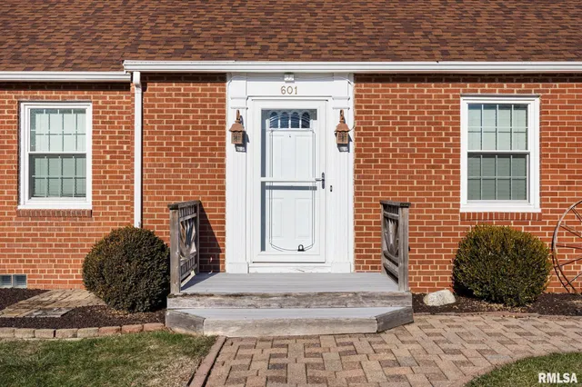 $199,900 | 601 Roosevelt Street, Creve Coeur, IL 61610