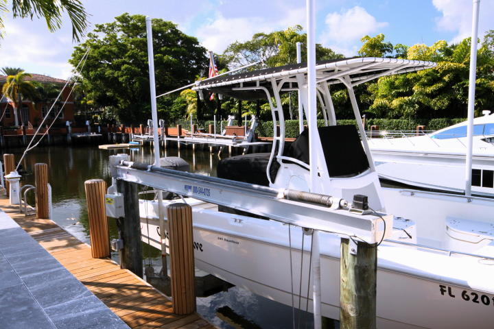 7451 Northeast Bay Isle Court Boca Raton, FL 33487 - Photo 34 of 41 20,000 Boat Lift