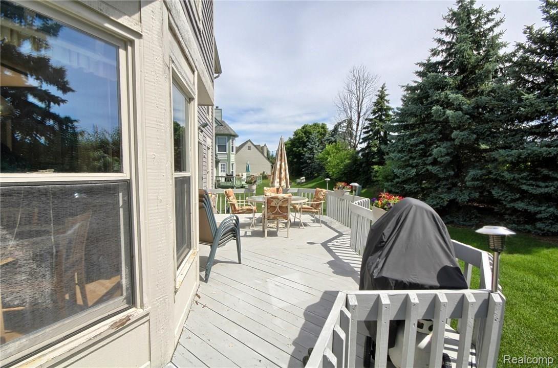 39434 Squire Road Novi, MI 48375 - Photo 23 of 24 Deck.jpg