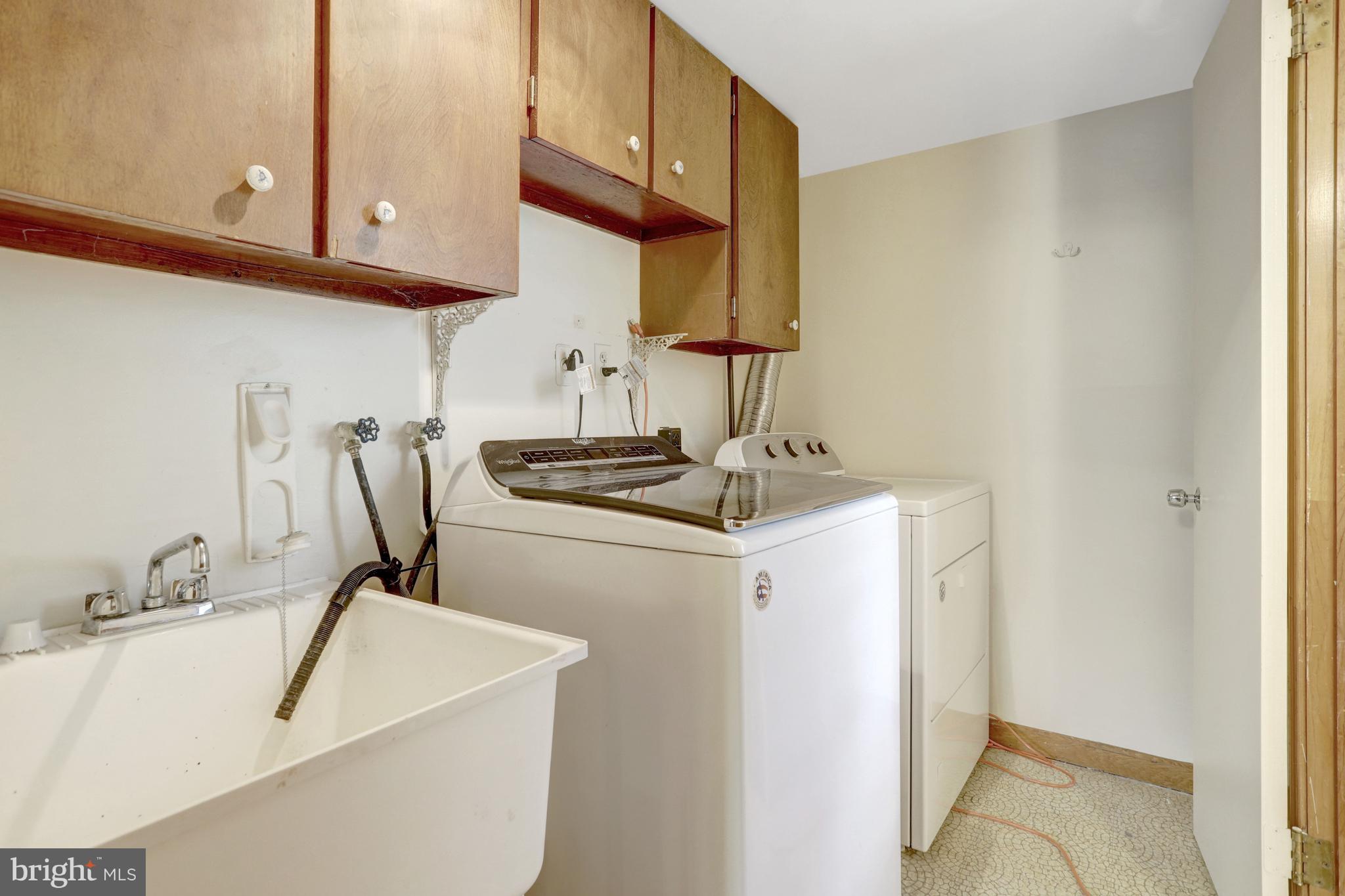 7623 Mendota Place Springfield, VA 22150 - Photo 41 of 67 LAUNDRY ROOM & HALF BATH