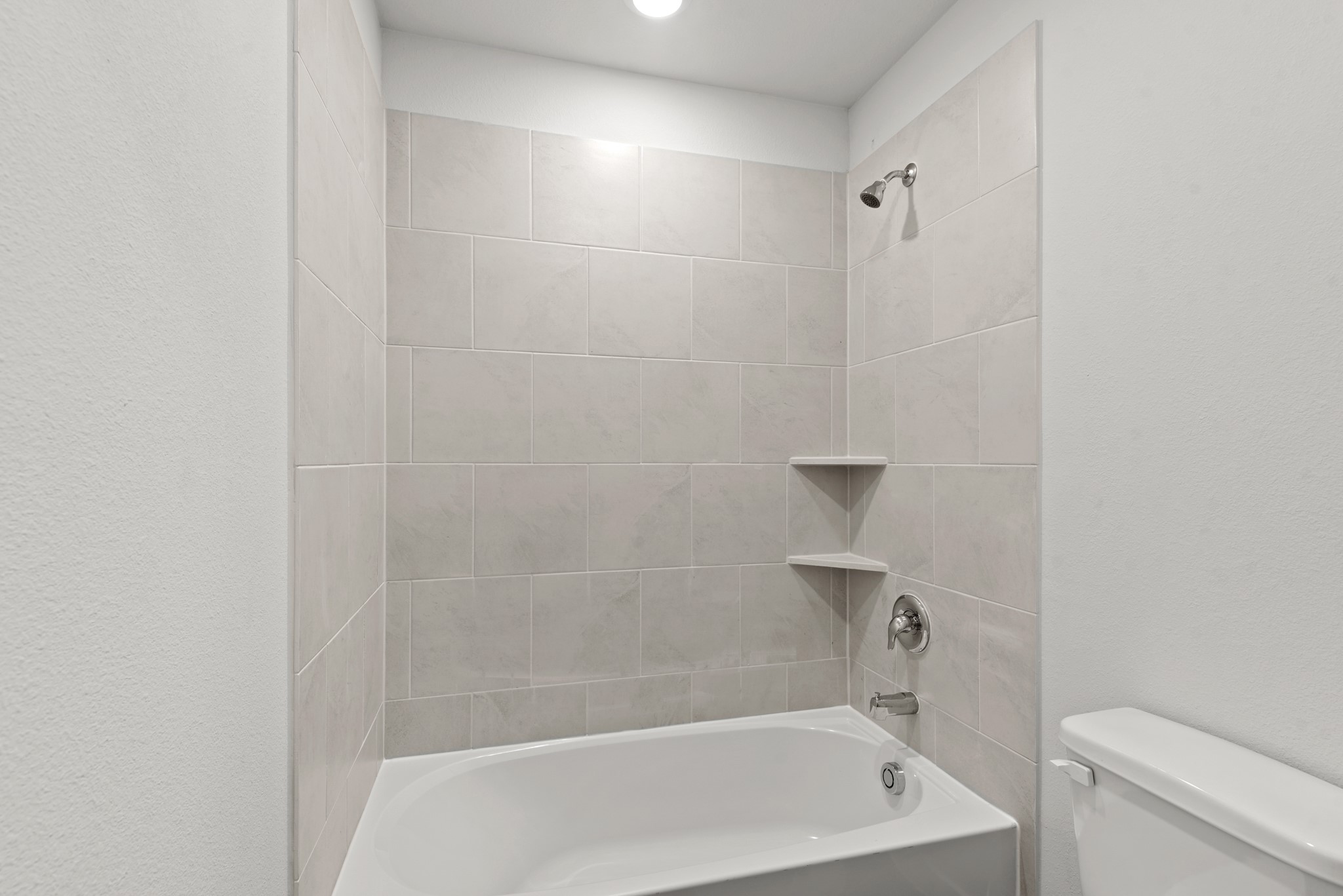 17211 King Eider Road Waller, TX 77484 - Photo 18 of 30 a bathroom with a bathtub and toilet
