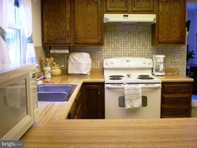 1 Anderson Ridge Road Catonsville, MD 21228 - Photo 9 of 21 Extra work space (stove only 1 month old)