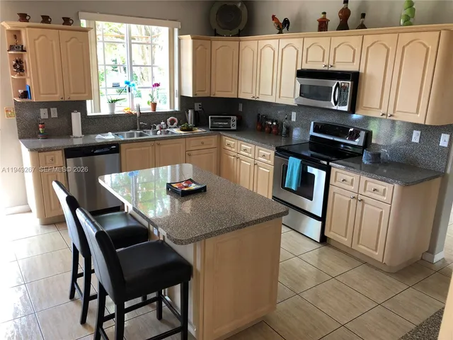 $750,000 | 15364 Southwest 32nd Terrace, Miami, FL 33185