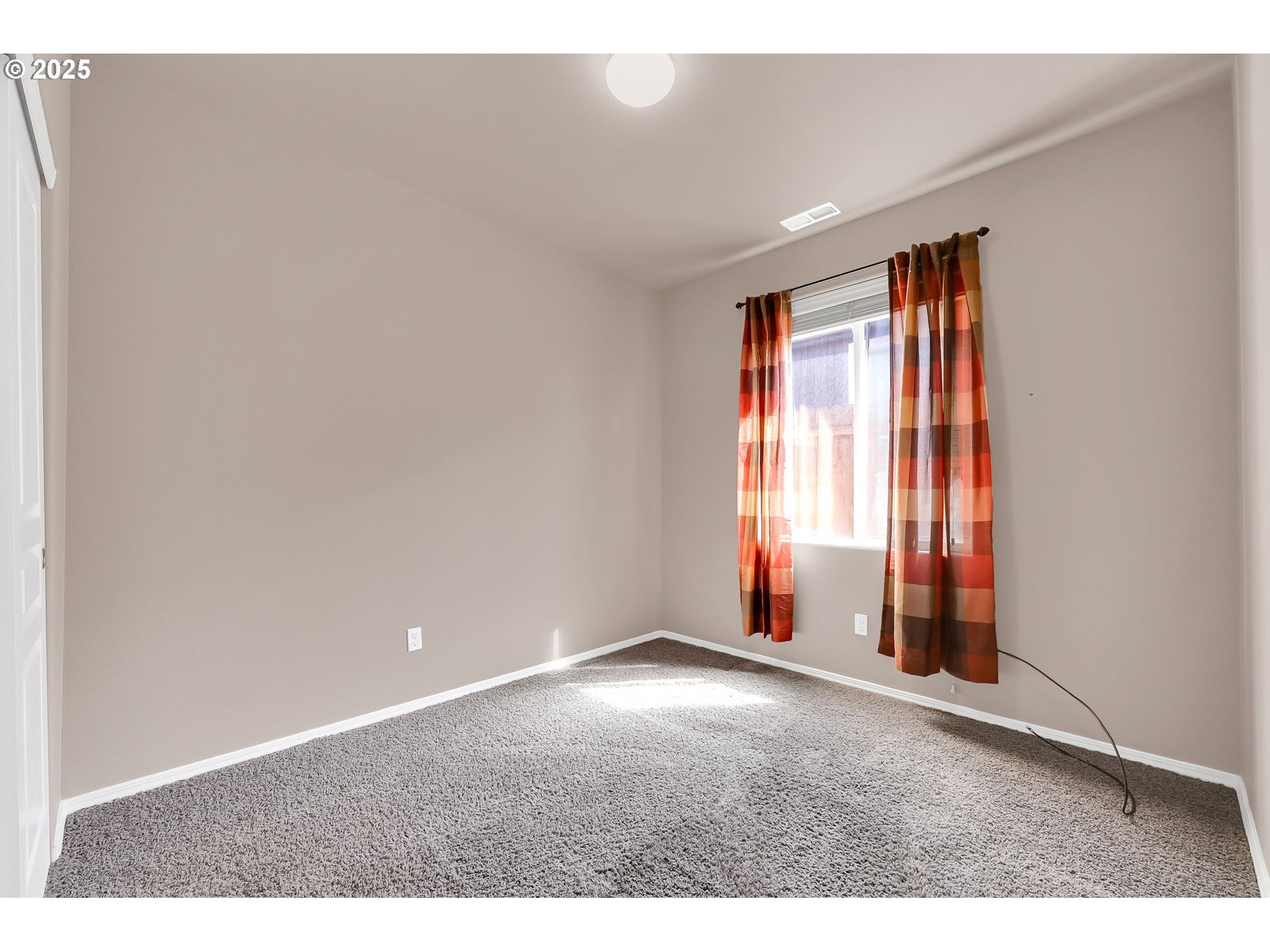 5770 Mineral Way Springfield, OR 97478 - Photo 14 of 18 an empty room with windows