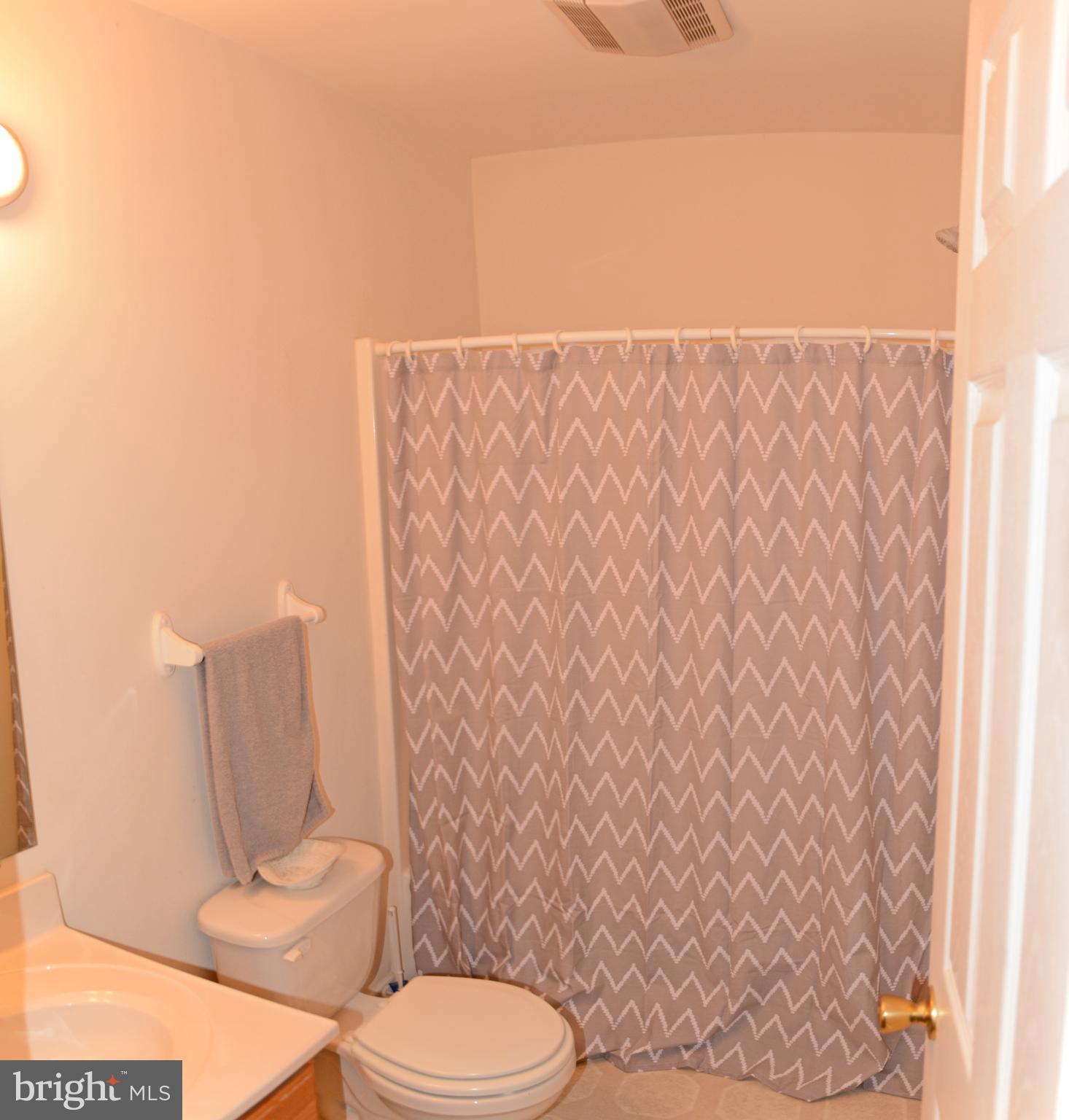 1691 Pioneer Road Lancaster, PA 17602 - Photo 28 of 37 Hallway Bath