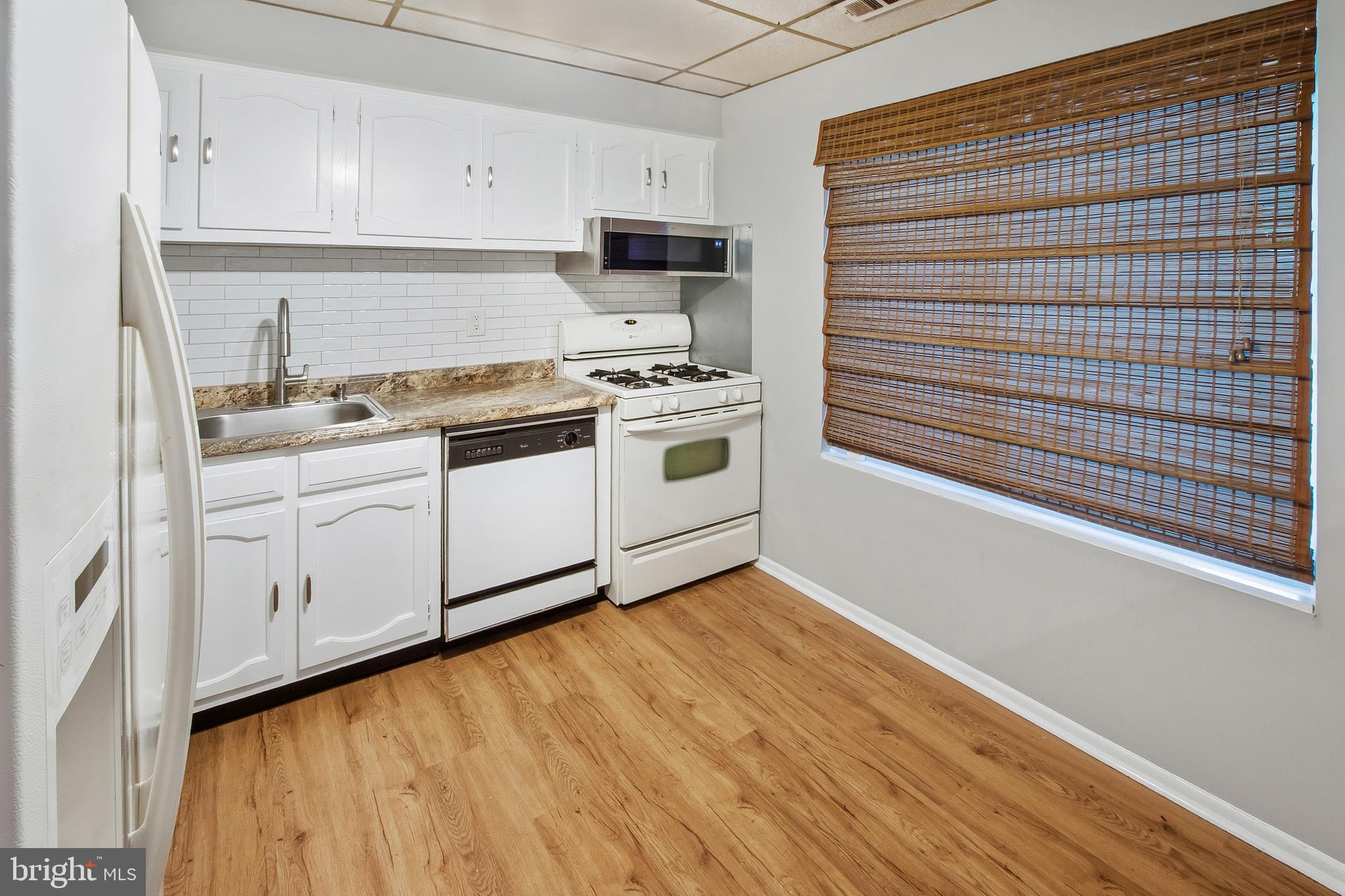 141 Chelsea Circle Clementon, NJ 08021 - Photo 5 of 17 Kitchen