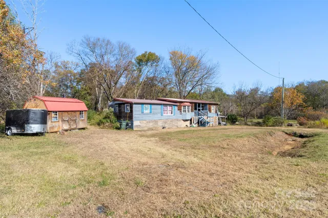 a view of yard with trees