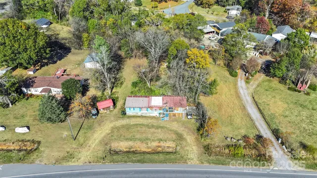 a view of a back yard