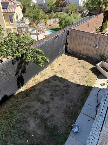 a view of a backyard