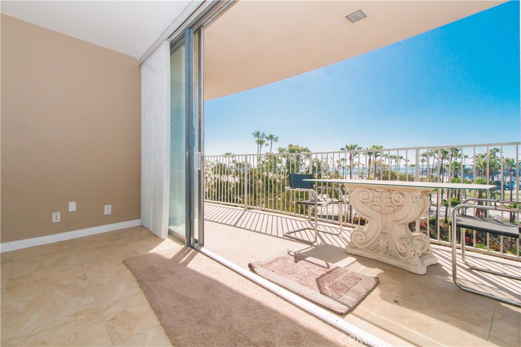 700 East Ocean Boulevard, Unit 706 Long Beach, CA 90802 - Photo 8 of 31 a living room with couch