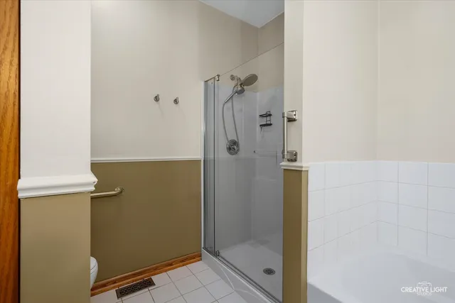 $2,400 | 230 St James Parkway, Unit A, Sugar Grove, IL 60554