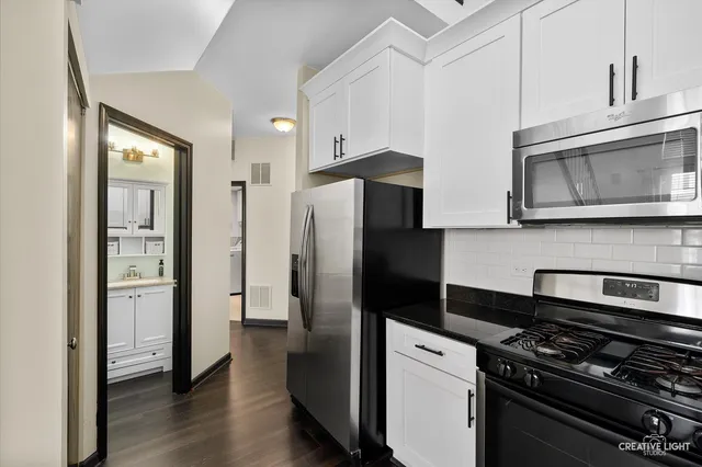 $2,400 | 230 St James Parkway, Unit A, Sugar Grove, IL 60554