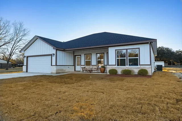 a view of a house with backyard