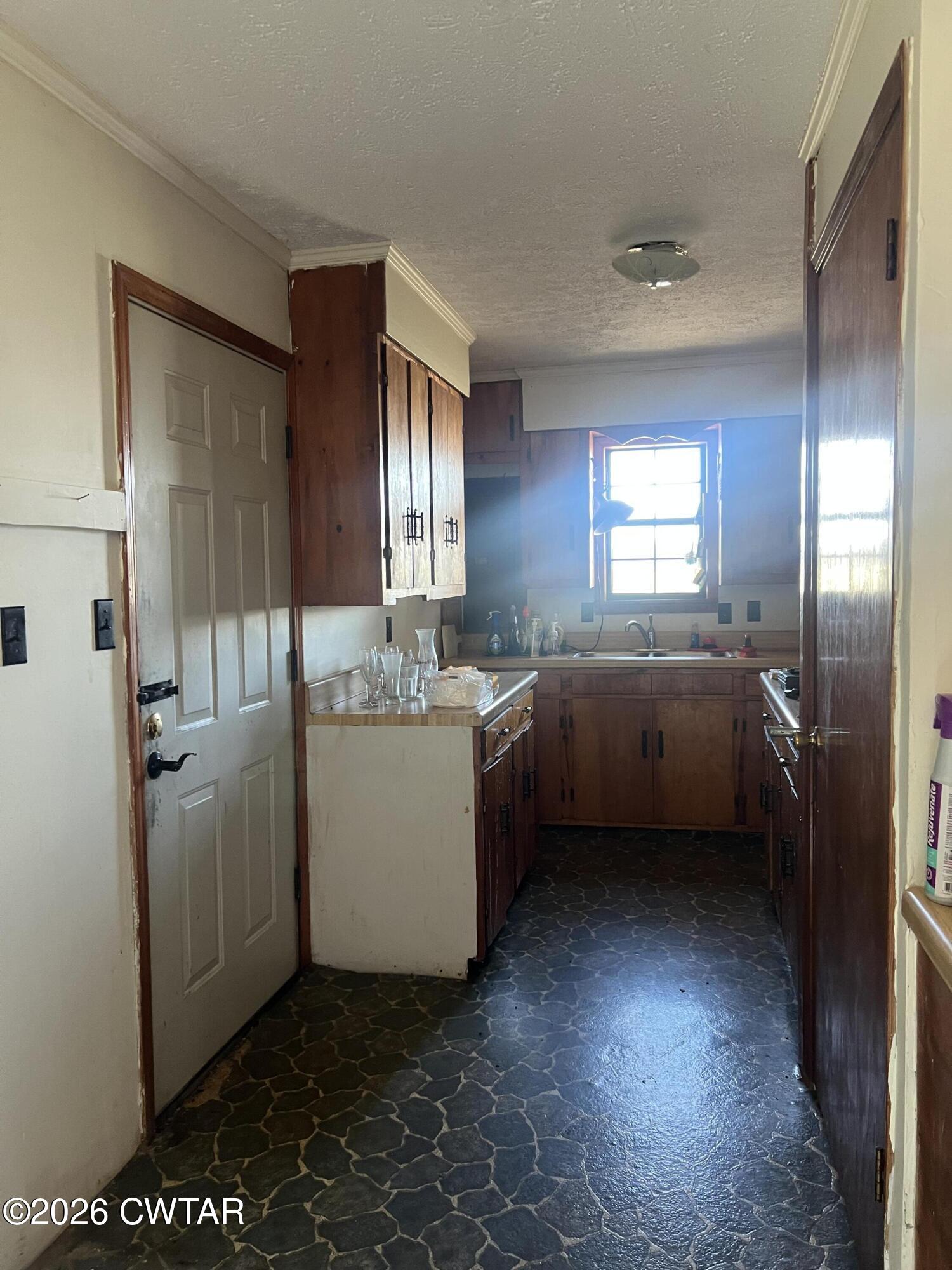1527 Ashley Road Dyersburg, TN 38024 - Photo 9 of 14 a view of a kitchen with a sink