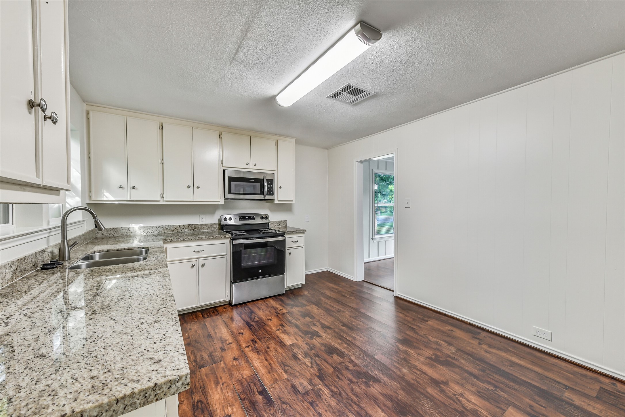 809 Chestnut Street La Marque, TX 77568 - Photo 9 of 25 Notice the sparkling granite counter tops.