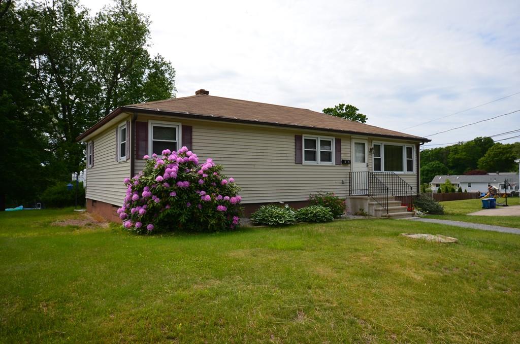 a view of a house with a back yard