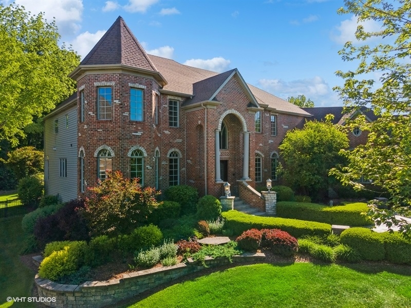 627 Alberosky Way Batavia, IL 60510 - Photo 4 of 73 a front view of a house with garden