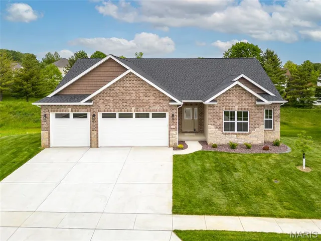 $500,000 | 237 Meridian Oaks Drive, Glen Carbon, IL 62034