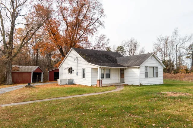 a view of a yard in front of the house