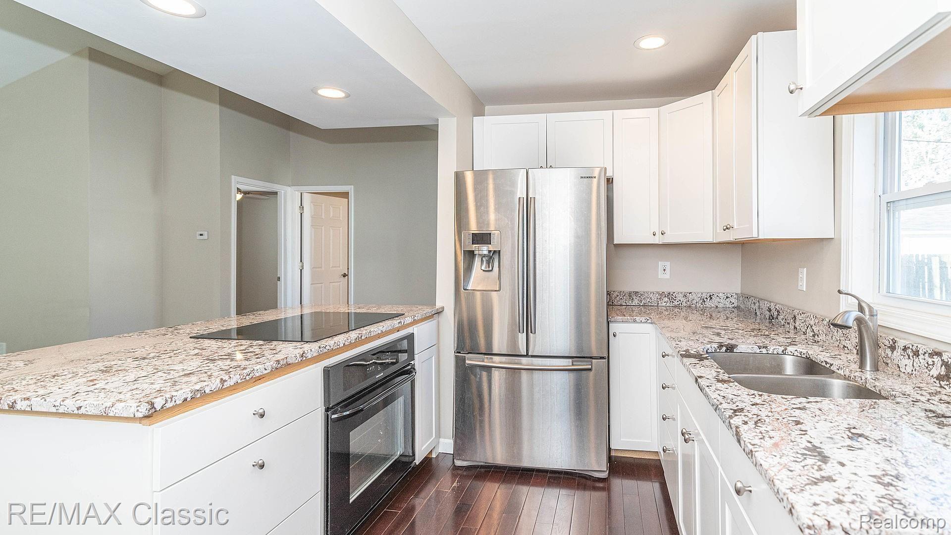 134 Oriole Road Commerce Township, MI 48382 - Photo 6 of 23 Oriole kitchen refrigirator built in oven and cook top.jpg