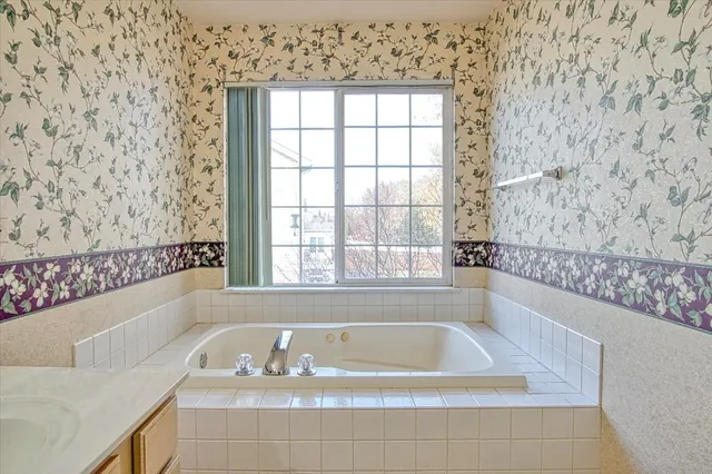 $420,000 | 1731 Redwood Lane, McHenry, IL 60051