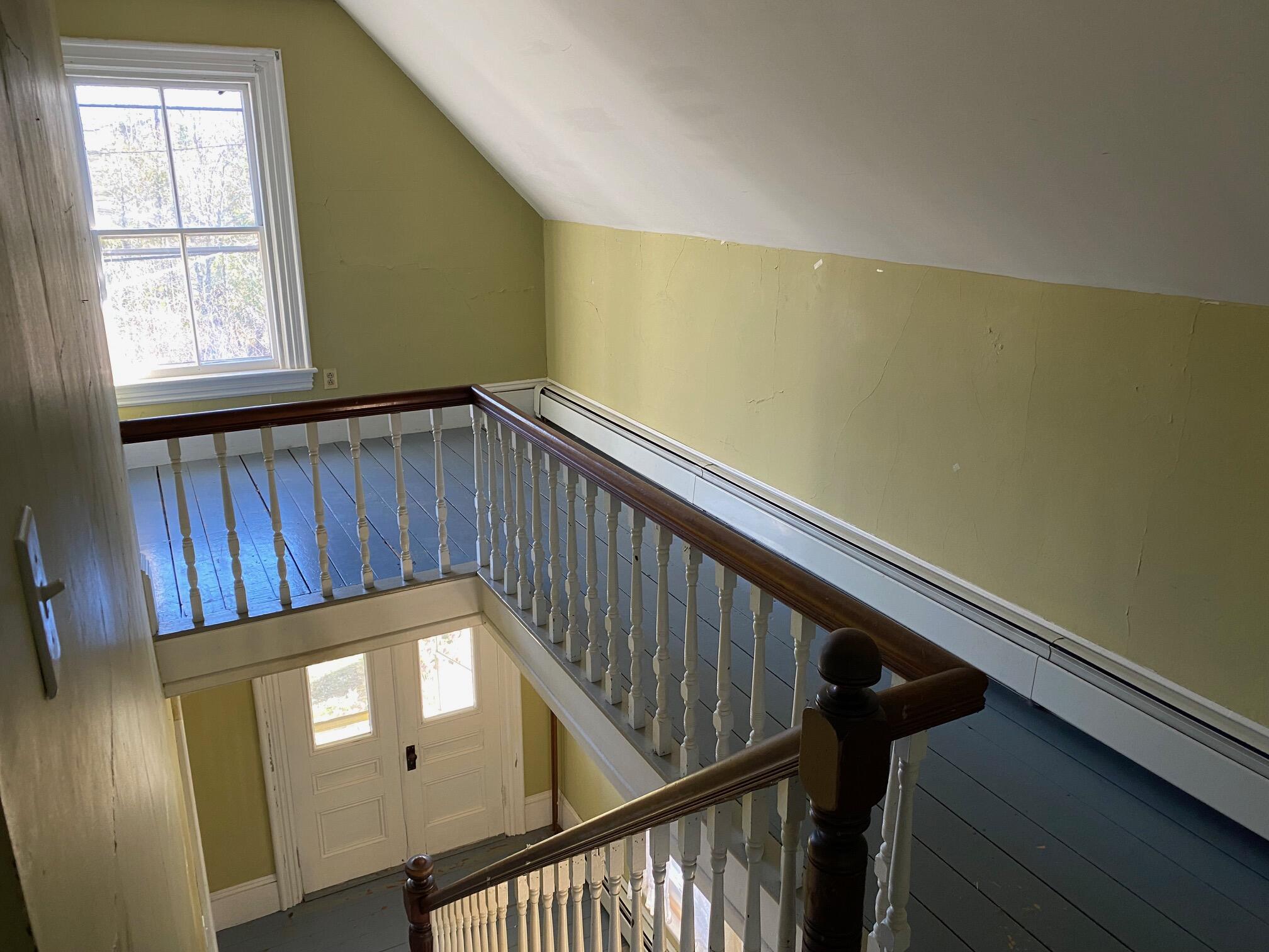 842 Main Road Islesboro, ME 04848 - Photo 27 of 40 Upstairs Hallway