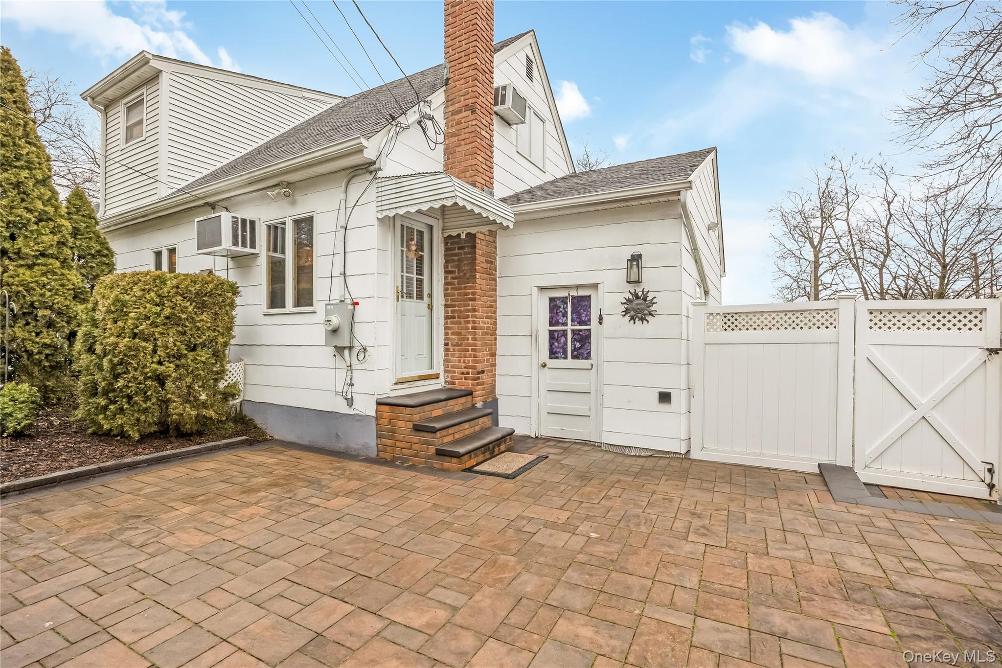 10 Roxbury Street Farmingdale, NY 11735 - Photo 21 of 25 a view of a white house