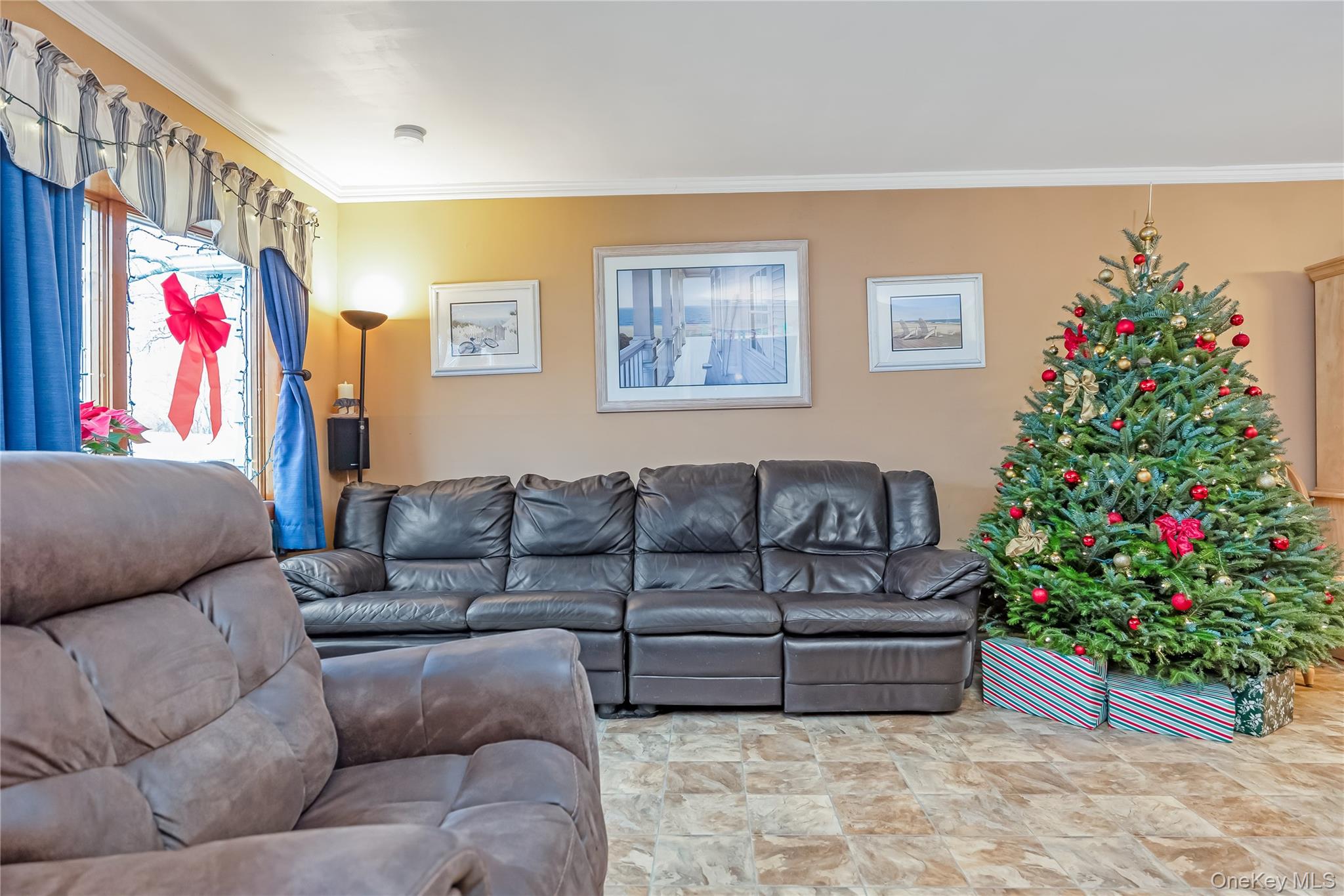 10 Roxbury Street Farmingdale, NY 11735 - Photo 5 of 25 a living room with furniture and flowers