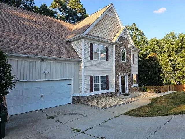 a view of a house with a yard