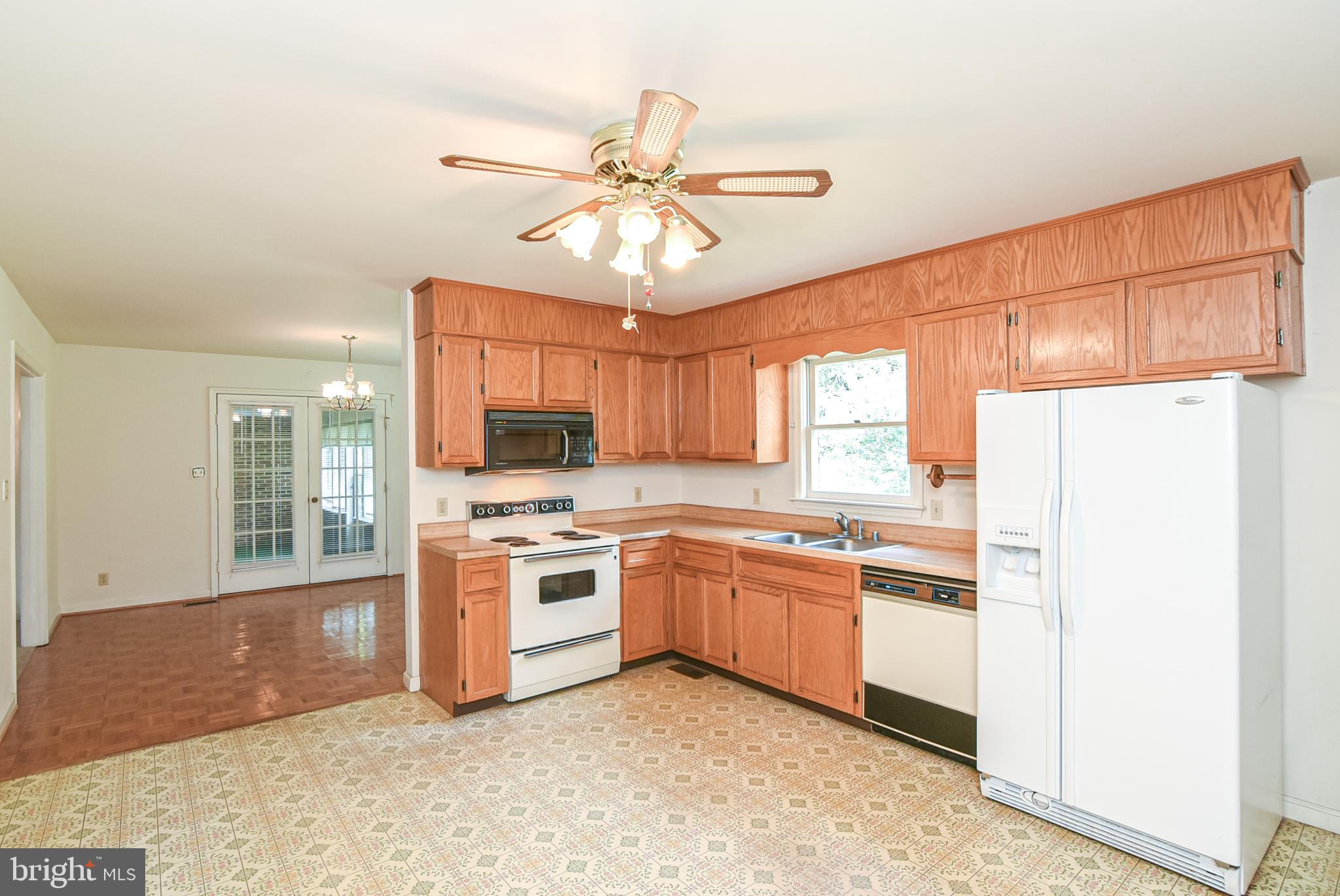 455 Courthouse Road Stafford, VA 22554 - Photo 16 of 62 KItchen view into Dining Area