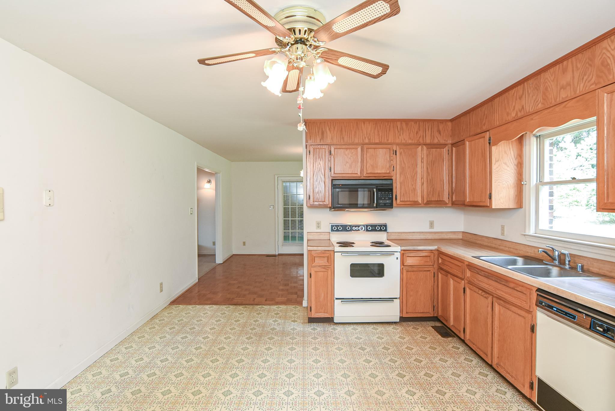 455 Courthouse Road Stafford, VA 22554 - Photo 17 of 62 Kitchen view into Dining Area