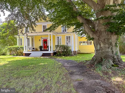 $895,000 | 19 East Loudoun Street, Round Hill, VA 20141