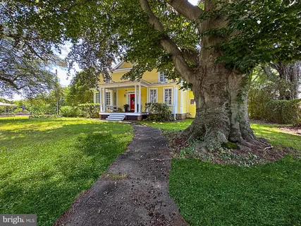 $895,000 | 19 East Loudoun Street, Round Hill, VA 20141